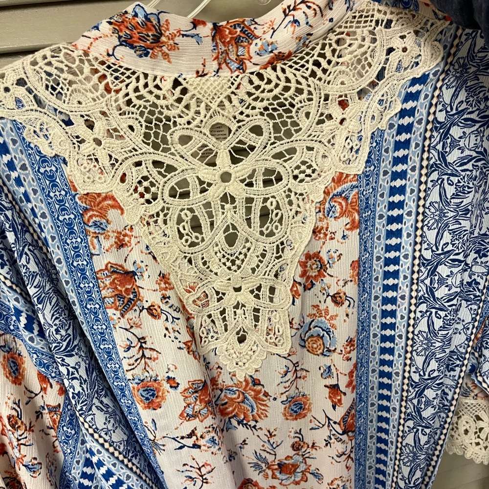 Super cute light robe with lace